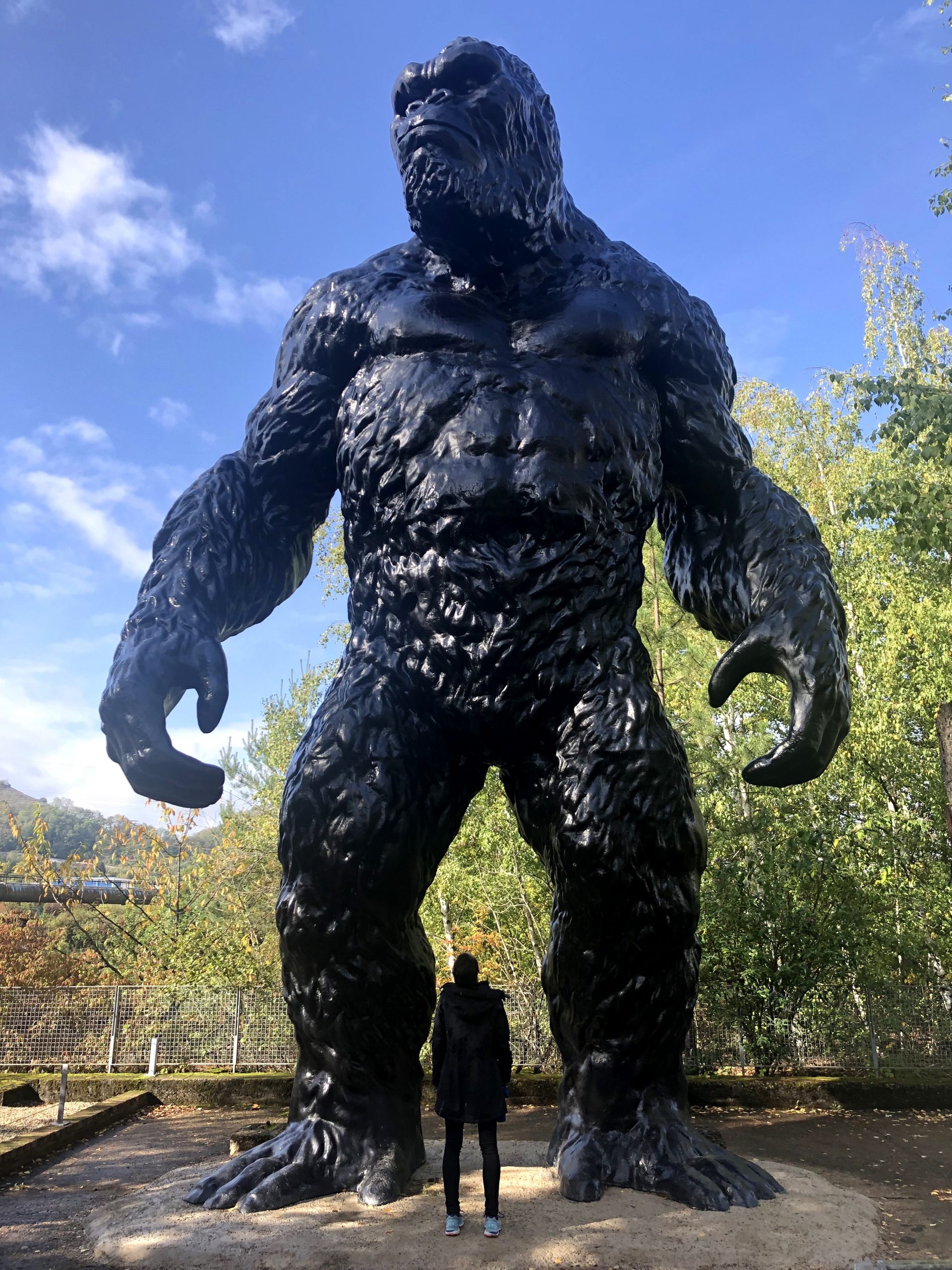 Eine Frau steht vor eine lebensgroßen King Kong Figur des Künstlers Ottmar Hörl.
